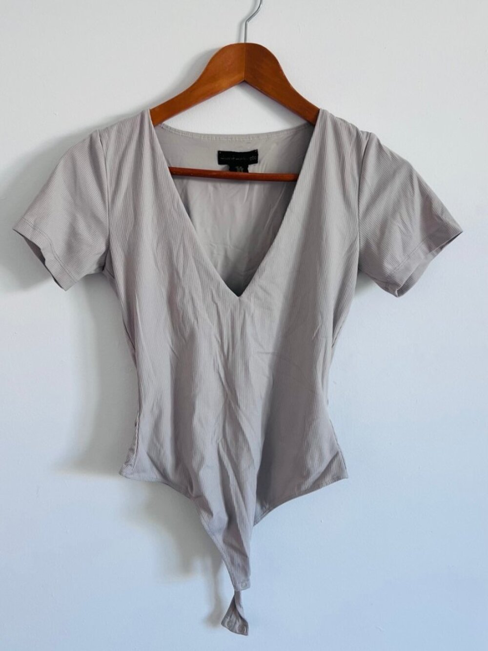 House of Harlow 1960 Gray Ribbed V-Neck Bodysuit — Size M